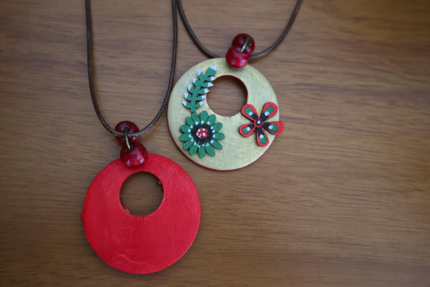 Red-Green-Red Bloom Pendant Necklace
