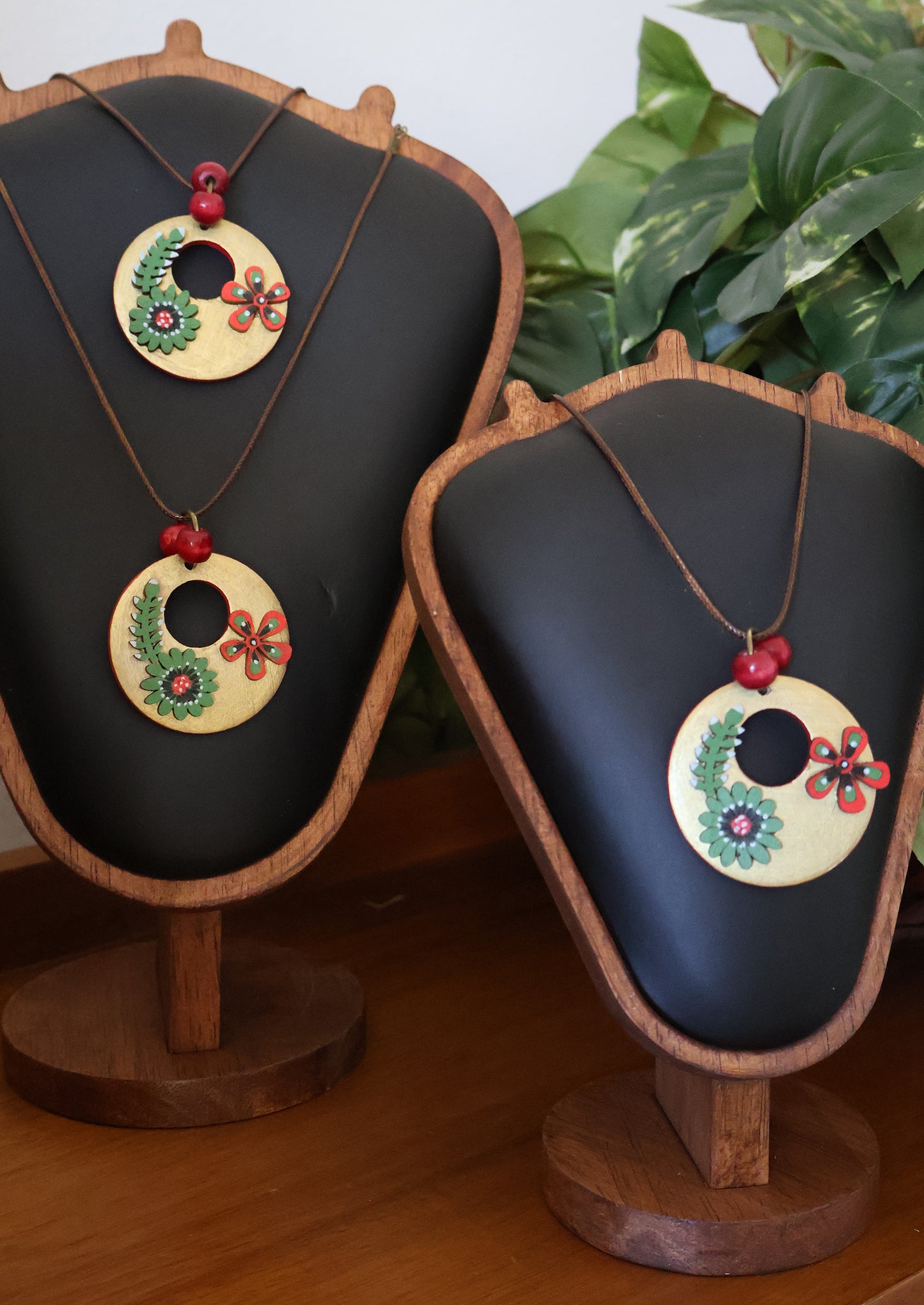 Red-Green-Red Bloom Pendant Necklace