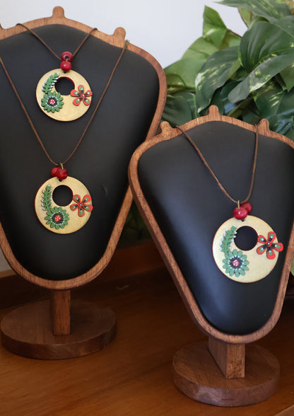 Red-Green-Red Bloom Pendant Necklace