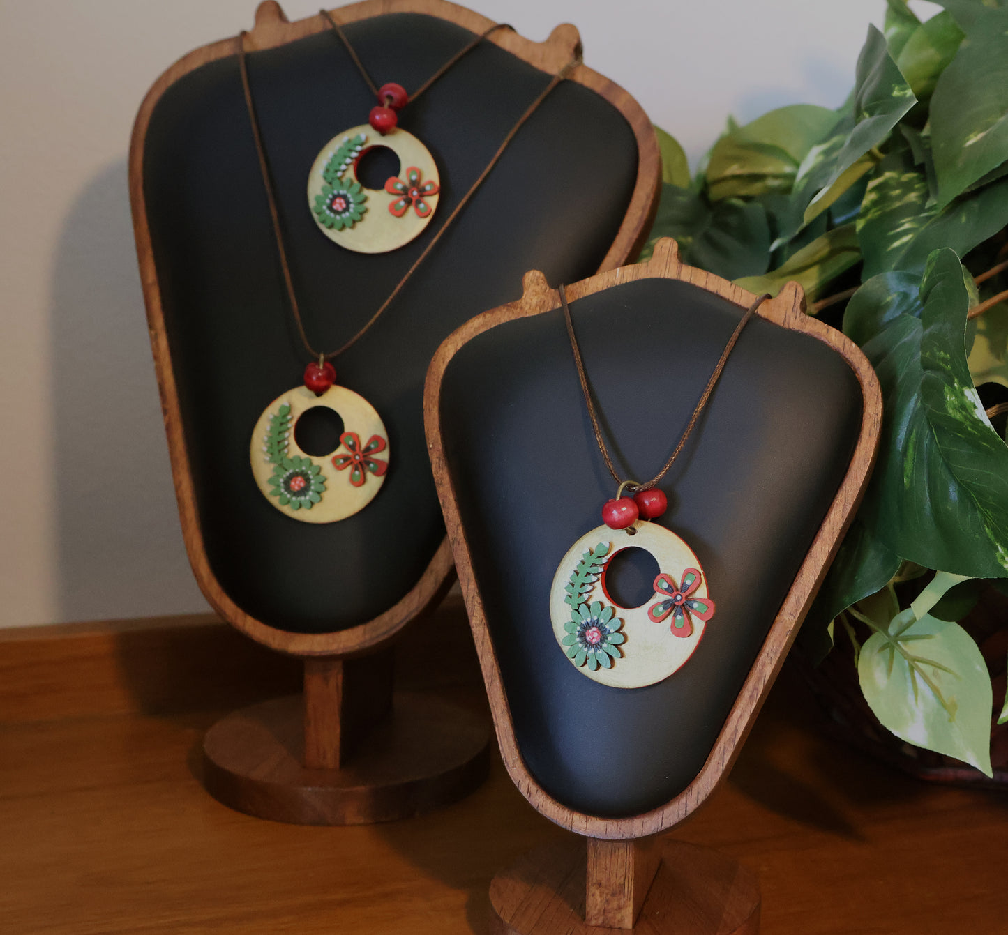 Red-Green-Red Bloom Pendant Necklace