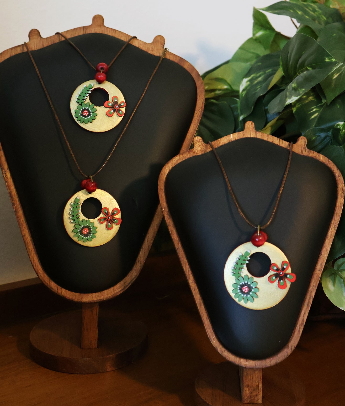 Red-Green-Red Bloom Pendant Necklace